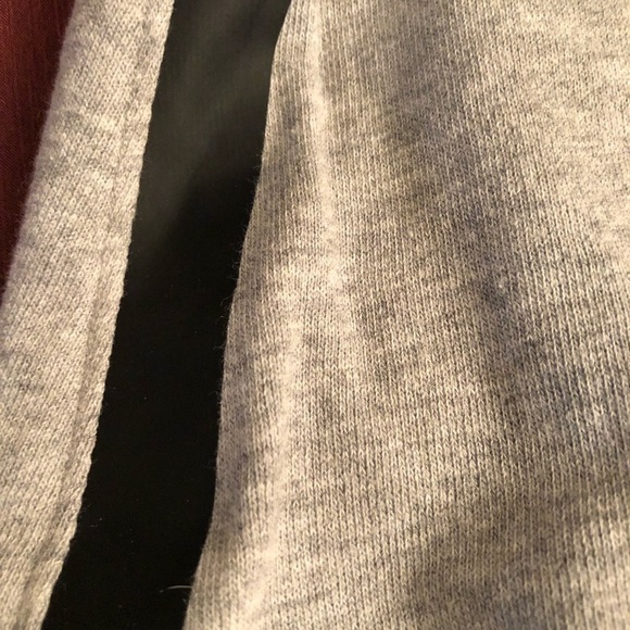 Fabletics size Large gray mini skirt w/ faux leather trim & zip pockets - Picture 5 of 12